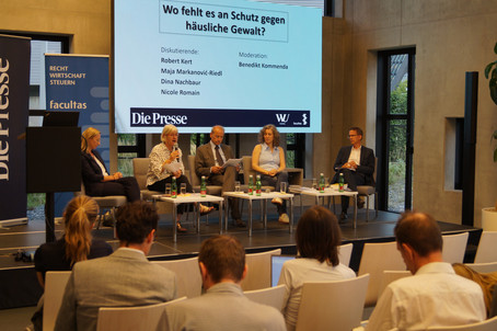 Alle Diskutant:innen am Podium