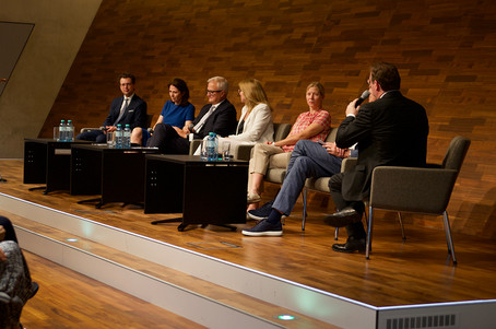 Podiumsdiskussion bei der Eröffnung des Zentrums für Finanzbildung