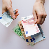 eine hand zahlt mehr Geld als die andere
