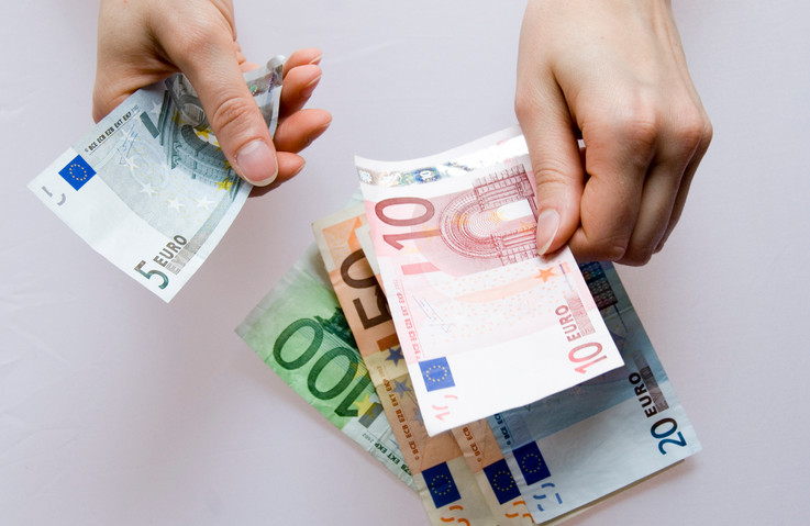 eine hand zahlt mehr Geld als die andere