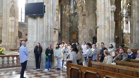 Hier sieht man Studenten in einer Kirche