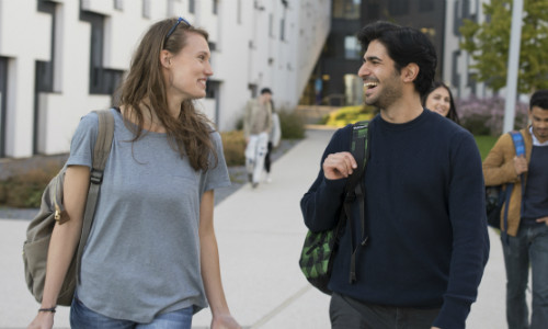 Studierende gehen zwischen den beiden D4 Gebäuden