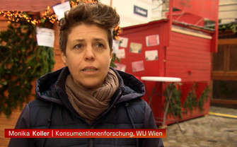 Monika Koller vor Weihnachtsständen