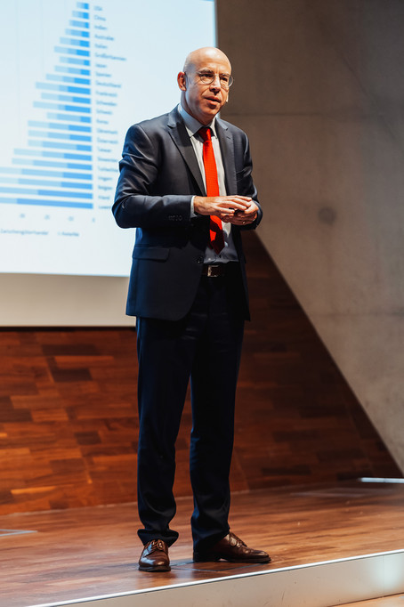 Lecture by Gabriel Felbermayr