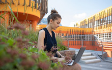 Campus WU student with laptop