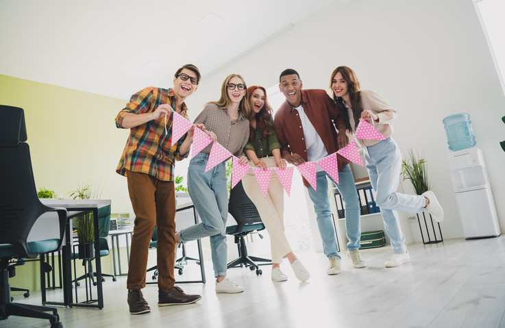 Büro Kolleg:innen feiern Geburtstag im Büro