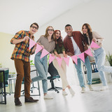 Büro Kolleg:innen feiern Geburtstag im Büro