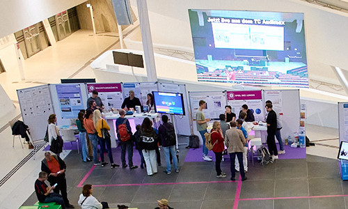 Besucher*innen bei der Langen Nacht der Forschung 2024