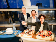 Rektor Sausgruber, Direktor Dömötör, Staatssekretärin Zehetner beim Tortenanschnitt ©Alexander Kagan 