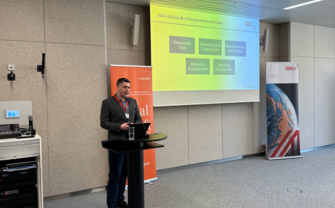 [Translate to English:] Christof Miska presents