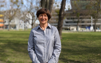 Prof. Carol Reeves is standing at the Prater