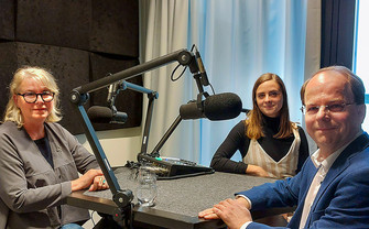 WU Rektorin Edeltraud Hanappi-Egger, Autorin Eva Reisinger, WU Archivar Johannes Koll