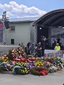 Befreiungsfeier Mauthausen Kränze vor Sarkopharg
