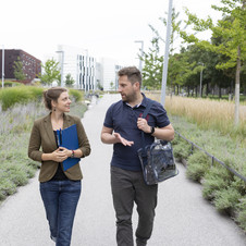 Psychologin berät Studierenden am WU Campus.