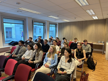 [Translate to English:] our students, listening with great interest