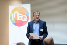 Wilfried Altzinger vor dem INEQ-Logo
