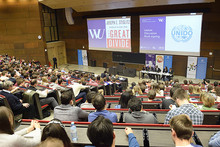 Blick von hinter den Publikum auf das Podium beim Event "The Great Devide"