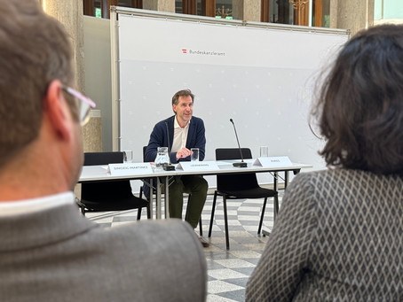 Dr. Leixnering eröffnet die Veranstaltung mit einleitenden Worten