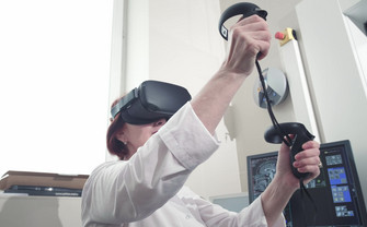 eine Frau mit einem Virtual Reality headset