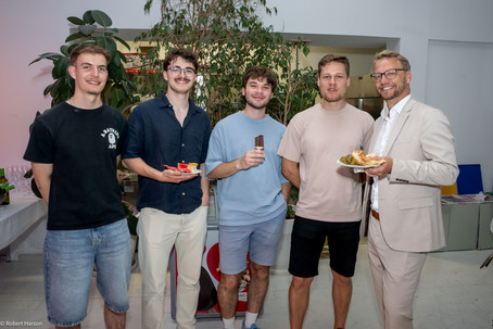 Gäste beim Sommerfest