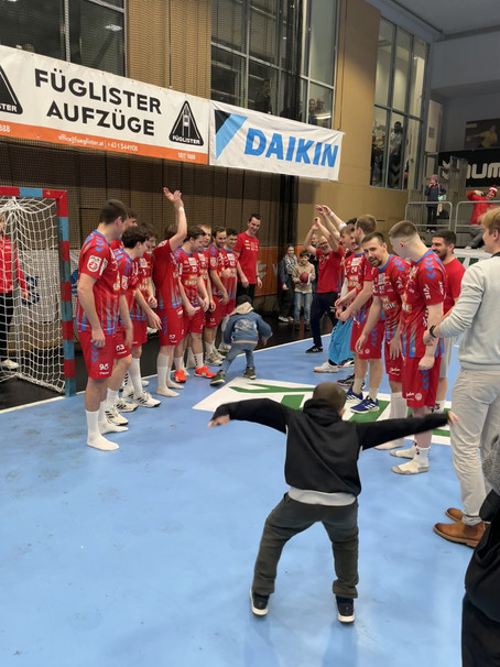 Buddies beim Handballmatch