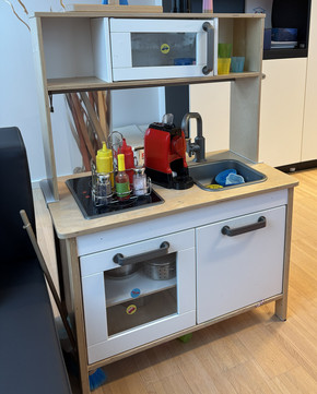 Puppenküche in Grabners Büro