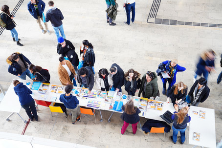 Beratung am Stand der Studieninformation