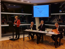 Christoph Badelt, Marcel fratzscher, Christine Mayrhube rund Wilfried Altzinger auf dem Podium