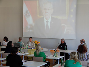 Der Bundespräsident gratuliert dem Verein KiB