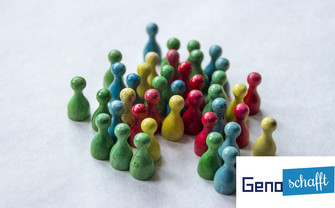 Spielfiguren unterschiedlicher Farbe_Geno_schafft_Logo