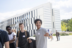 [Translate to English:] Schüler*innen am WU Campus