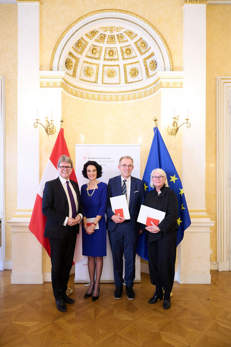 Ehrenzeichen der Republik an ehemaliges WU-Rektorat