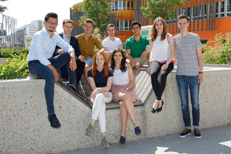 Gruppenfoto von Top League-Mitgliedern am Campus