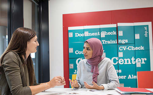 Eine Studierende lässt sich im Karrierezentrum im LC Gebäude beraten