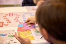 Kind mit Spielgeld