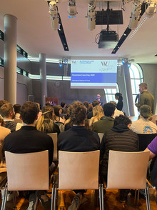 Besucher:innen bei der Business Case Challenge 2025