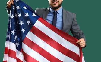 ein mann hält eine Amerika Flagge