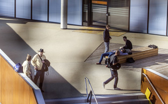Die Terrasse im Freien über der Mensa im TC Gebäude. 