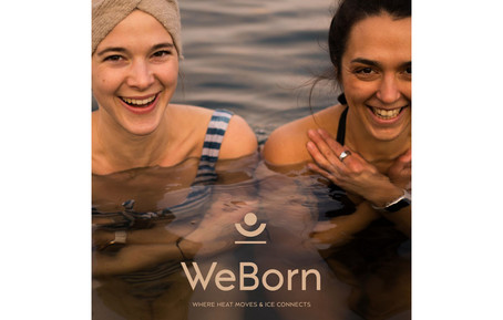 2 Frauen beim Eisbaden