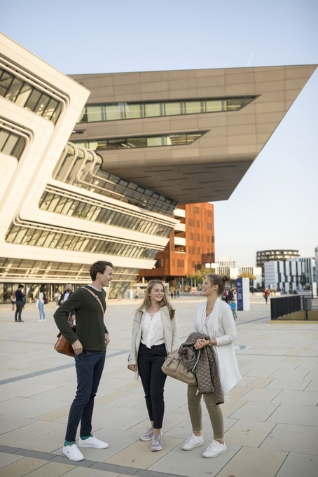 Library at WU Vienna Campus with students