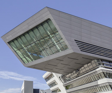 Seitlicher Blick auf das LC Gebäude.