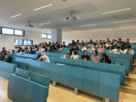 Hörsaal blickt gespannt zum Podium