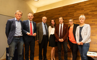 Die Moderation sowie die Diskutantinnen und Diskutanten auf dem Podium