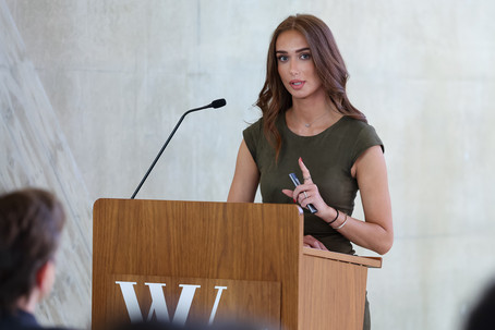 [Translate to English:] female student presenting