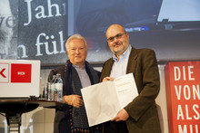 Hannes Swoboda und Branko Milanovic mit dem Bruno-Kreisky-Preis für das Politische Buch 2016