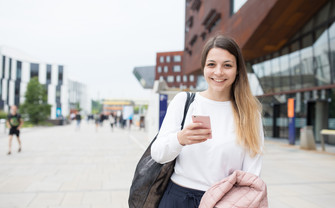 Studentin mit Handy