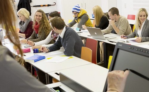 Die Vortragende richtet ihren Blick auf die Studierenden im Seminar.