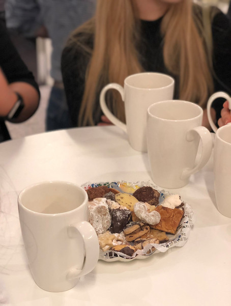 Foto of coffee and cake at a Christmas party.