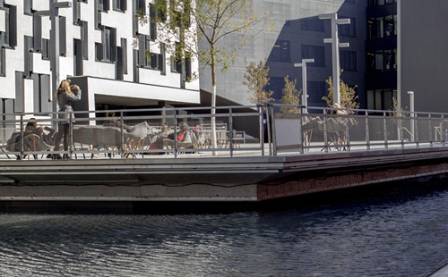 Die Erholunsgzone vor dem D4 Gebäude über dem Brunnen.