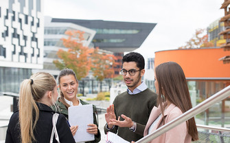 Studierende unterhalten sich vor dem Gebäude D3